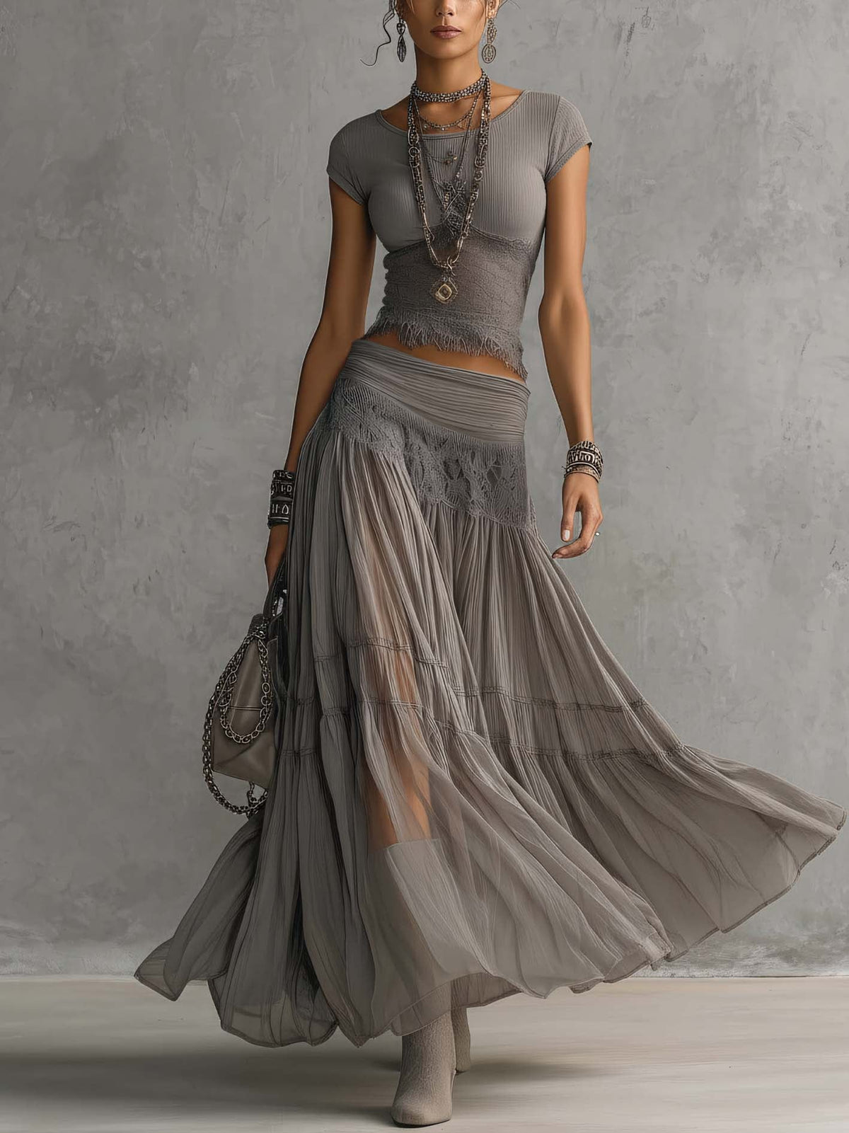 Conjunto de top con paneles de encaje y falda maxi plisada Elena