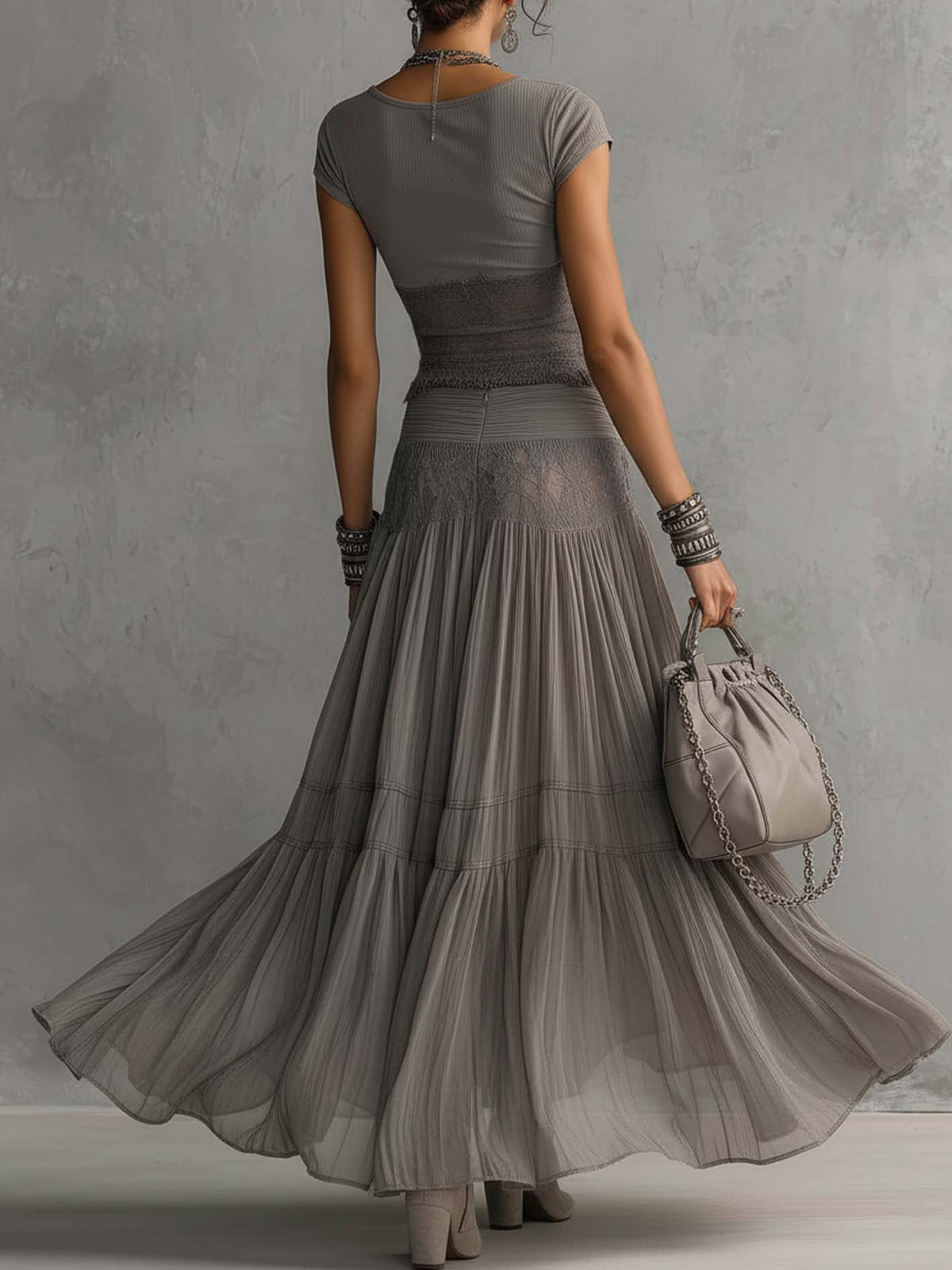 Conjunto de top con paneles de encaje y falda maxi plisada Elena
