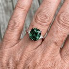 Anillo de oro con gema verde inspirado en diseños vintage