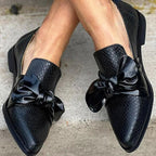 Mocassim preto com laço brilhante