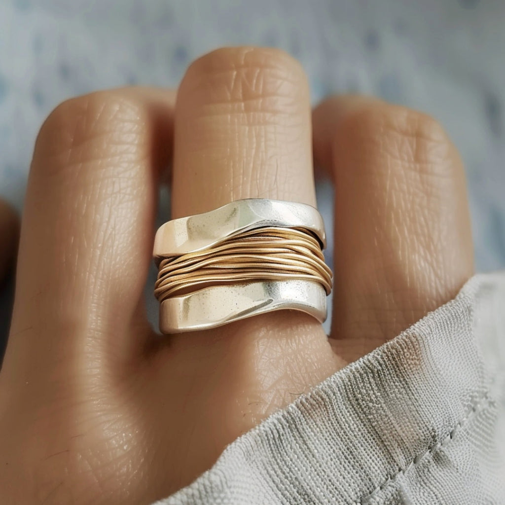 Anillo de hilos dorados plateados