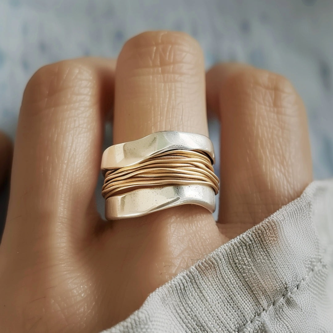 Anillo de hilos dorados plateados