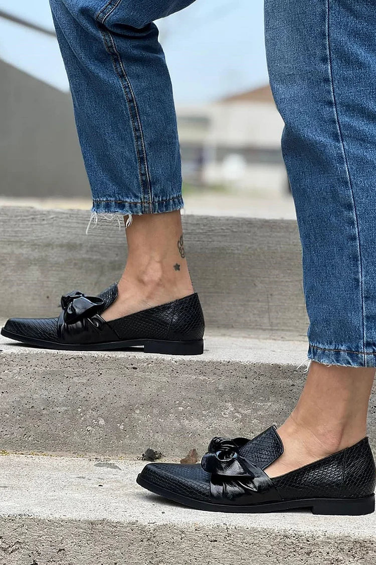 MOCASÍN NEGRO CON LAZO BRILLANTE