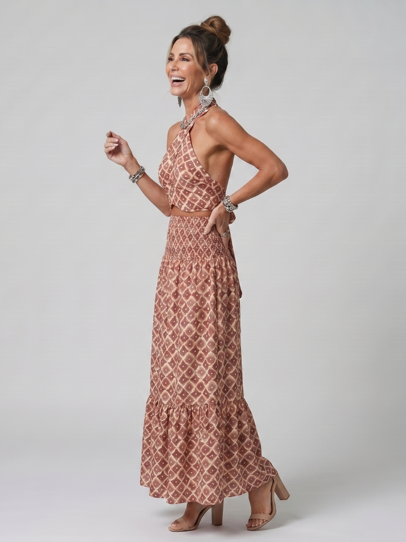 Amira | Vestido midi com decote halter cruzado, estampado geométrico e recorte