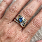 Anillo de banda ancha de plata y oro con piedra azul