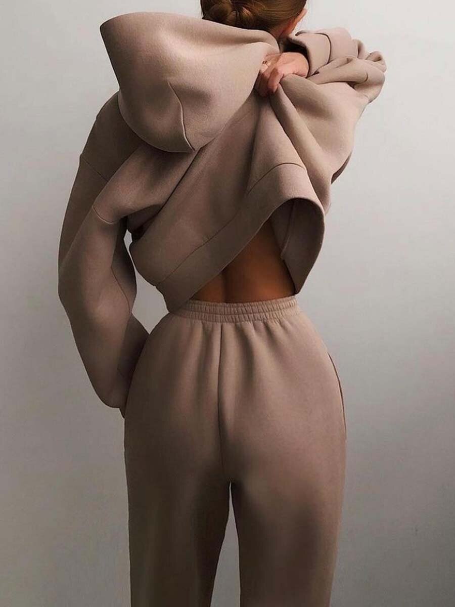 Traje informal de dos piezas con capucha de Sofia