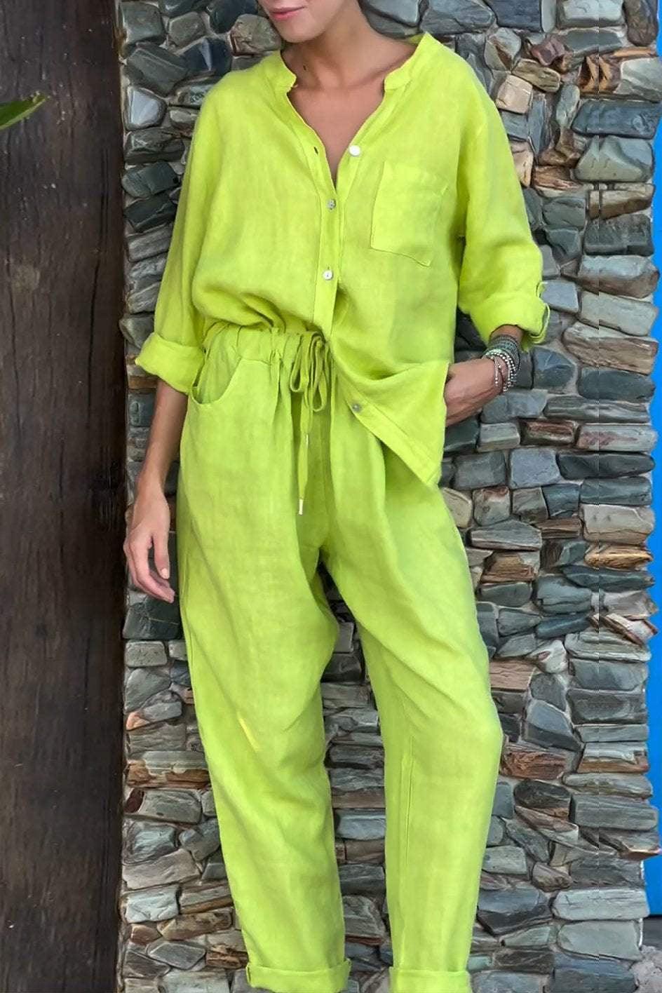 Conjunto de camisa e calças com decote em V Liam