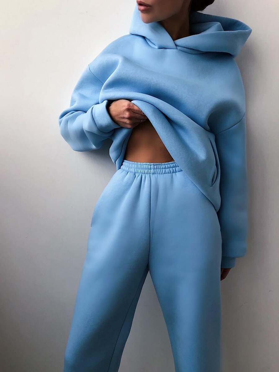 Traje informal de dos piezas con capucha de Sofia