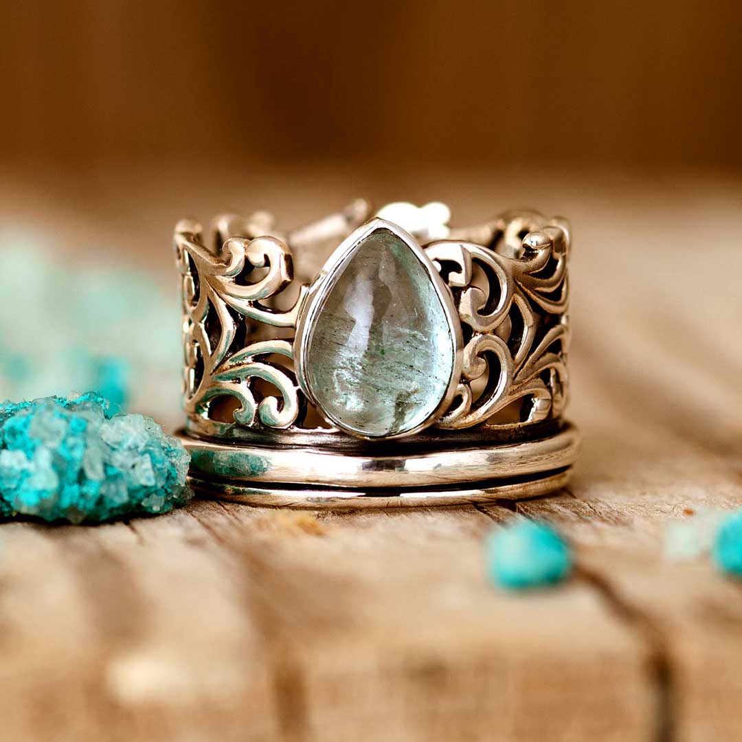 Anel anti-stress elegante de prata, com água-marinha em forma de gota