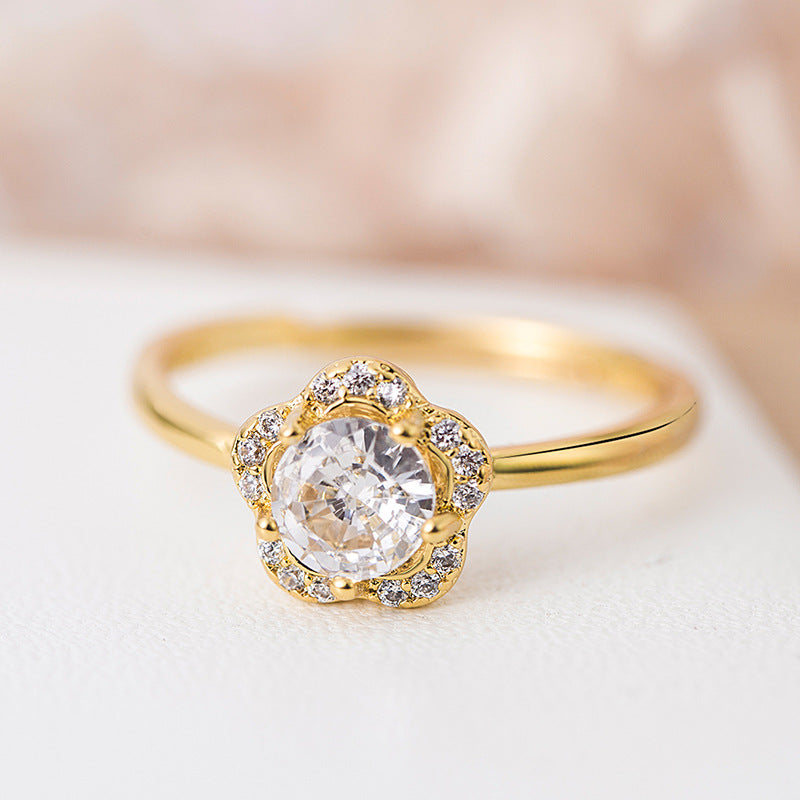 Anel dourado com flor de zircónias brilhantes