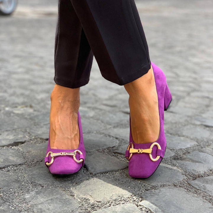Scarpins Elegantes com Detalhe Dourado