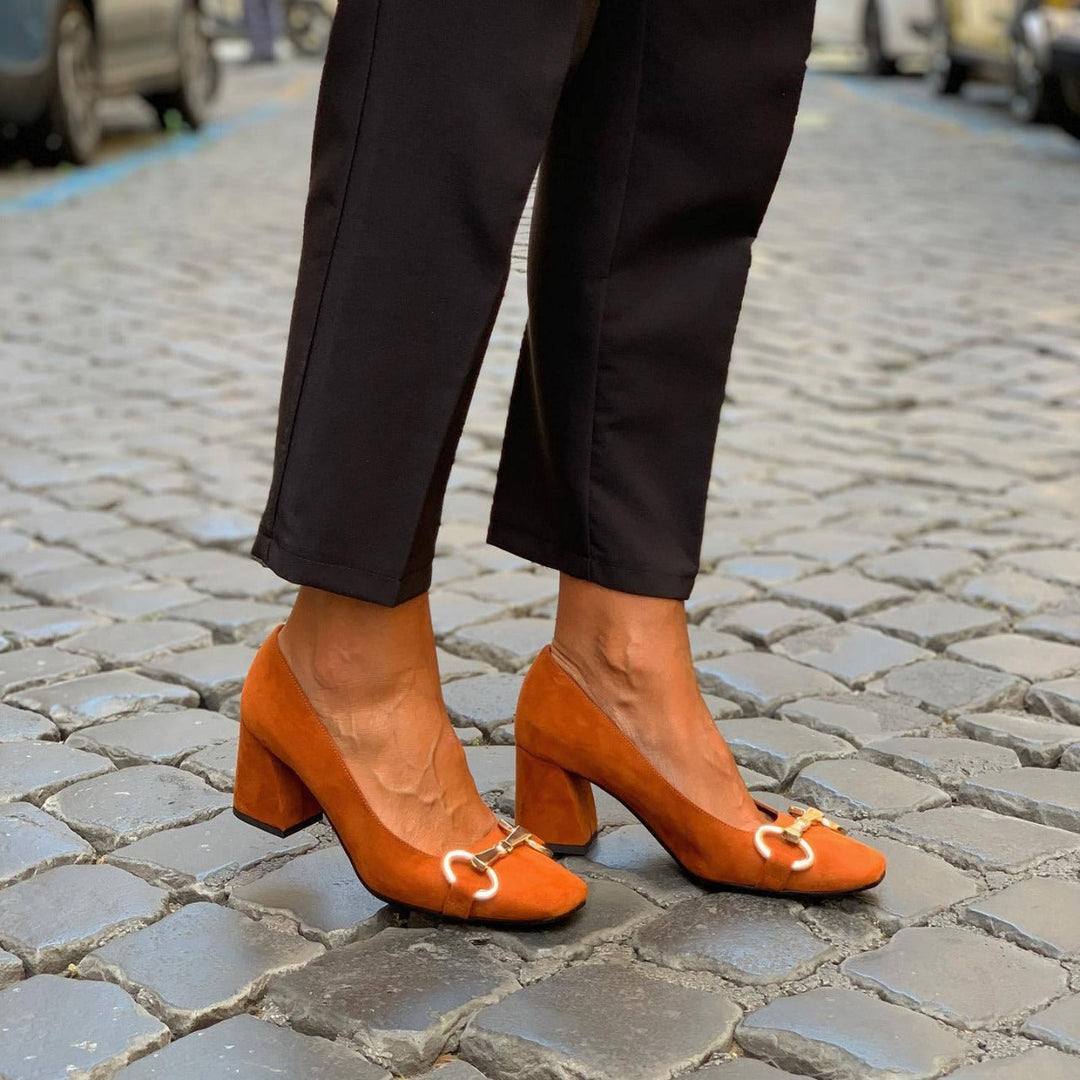 Scarpins Elegantes com Detalhe Dourado