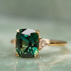 Anillo de oro con gema verde inspirado en diseños vintage
