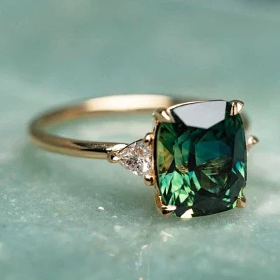 Anillo de oro con gema verde inspirado en diseños vintage