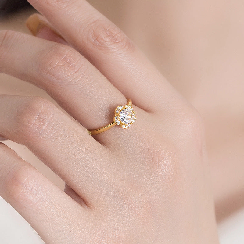 Anel dourado com flor de zircónias brilhantes