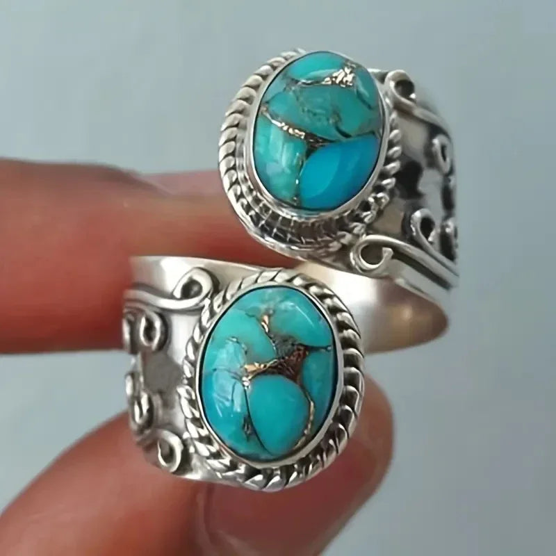 Elegante anillo de banda vintage con cruz y turquesa