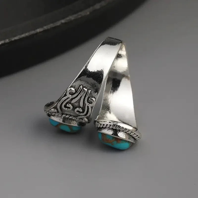 Elegante anillo de banda vintage con cruz y turquesa