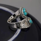 Elegante anillo de banda vintage con cruz y turquesa