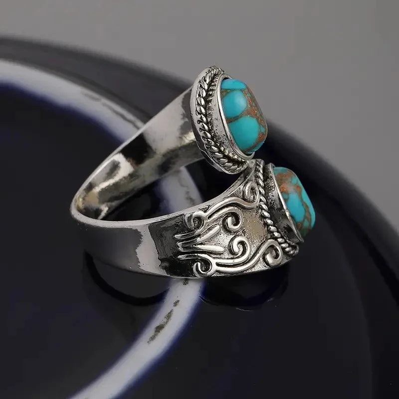 Elegante anillo de banda vintage con cruz y turquesa