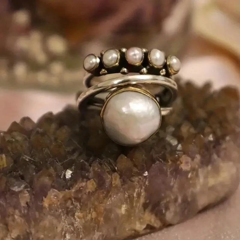 Conjunto elegante de anéis de pérola de prata para composição em camadas