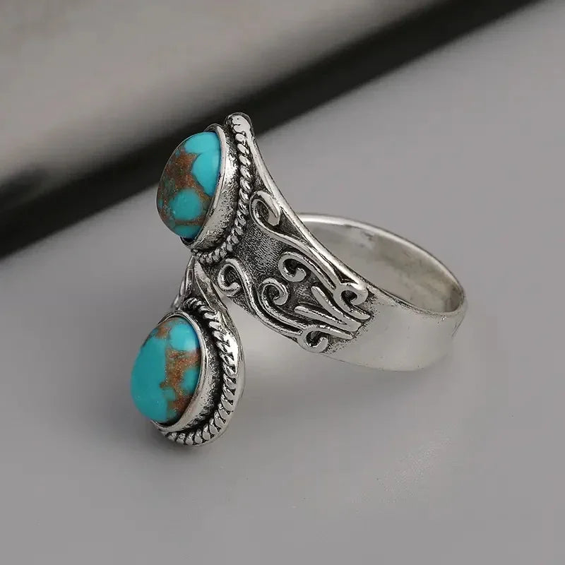 Elegante anillo de banda vintage con cruz y turquesa