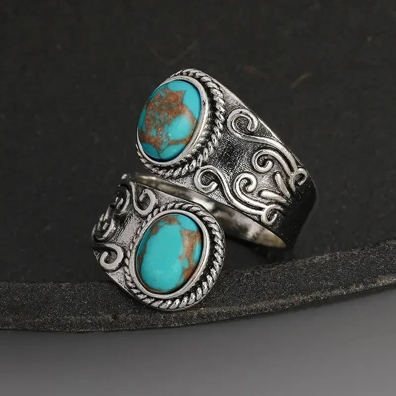Elegante anillo de banda vintage con cruz y turquesa