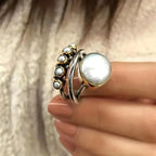 Conjunto elegante de anéis de pérola de prata para composição em camadas