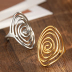 Anillo llamativo dorado, escultórico y en espiral, Vortex