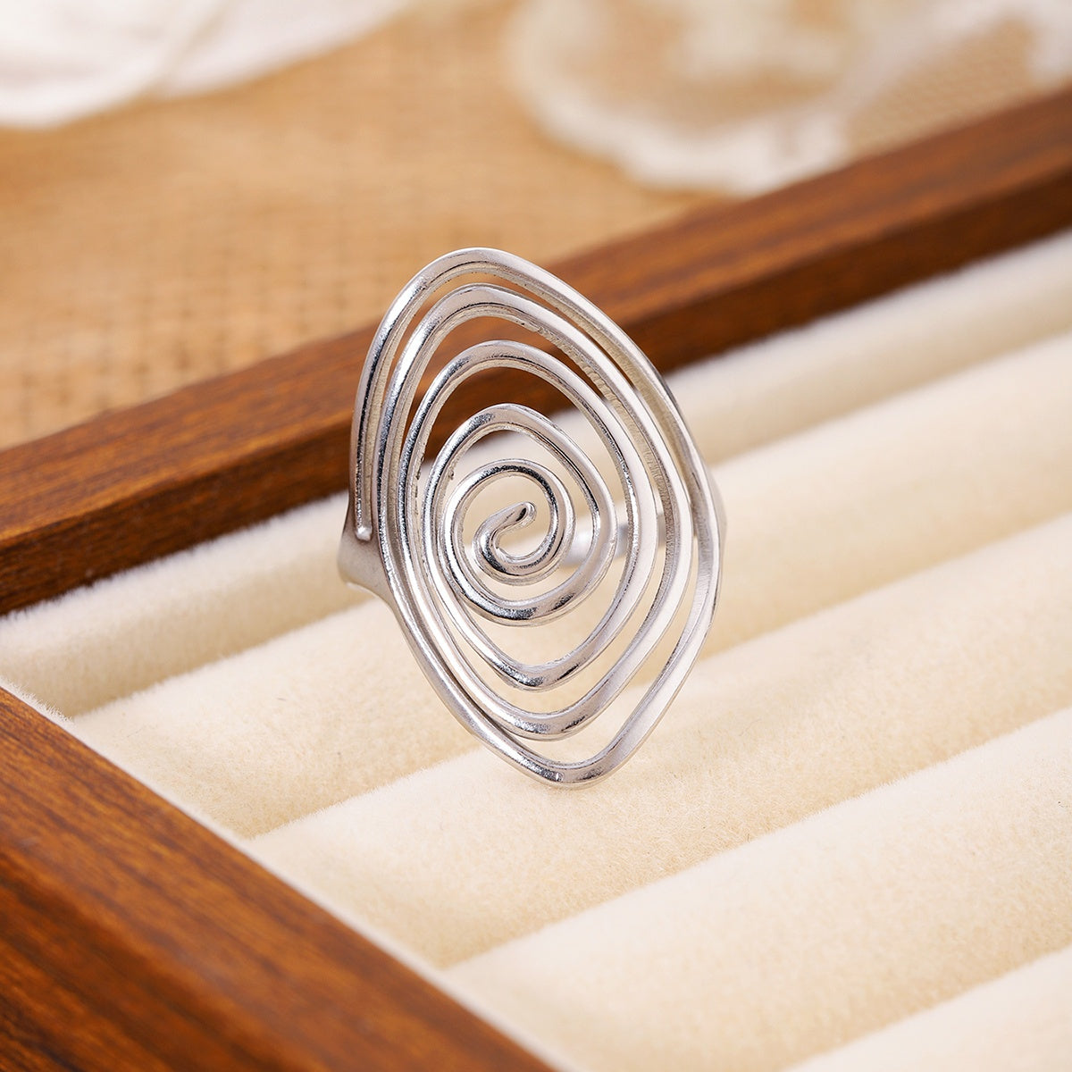 Anillo llamativo dorado, escultórico y en espiral, Vortex