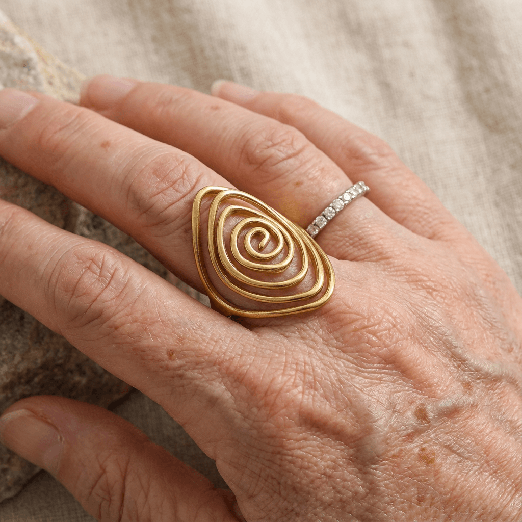 Anillo llamativo dorado, escultórico y en espiral, Vortex