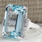 Anel elegante clássico com pedra preciosa azul-marinho quadrada, com 4 garras