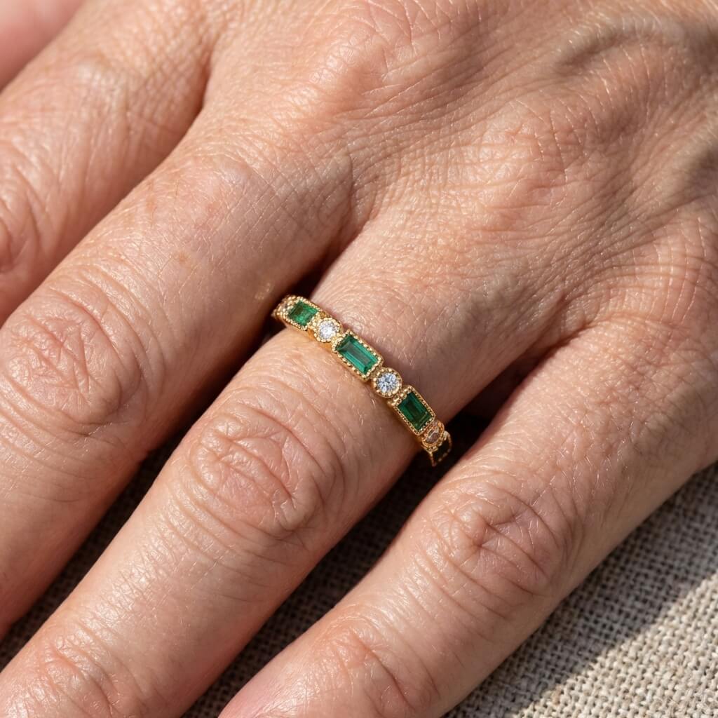 Anel vintage com banho de ouro e cristal verde incrustado