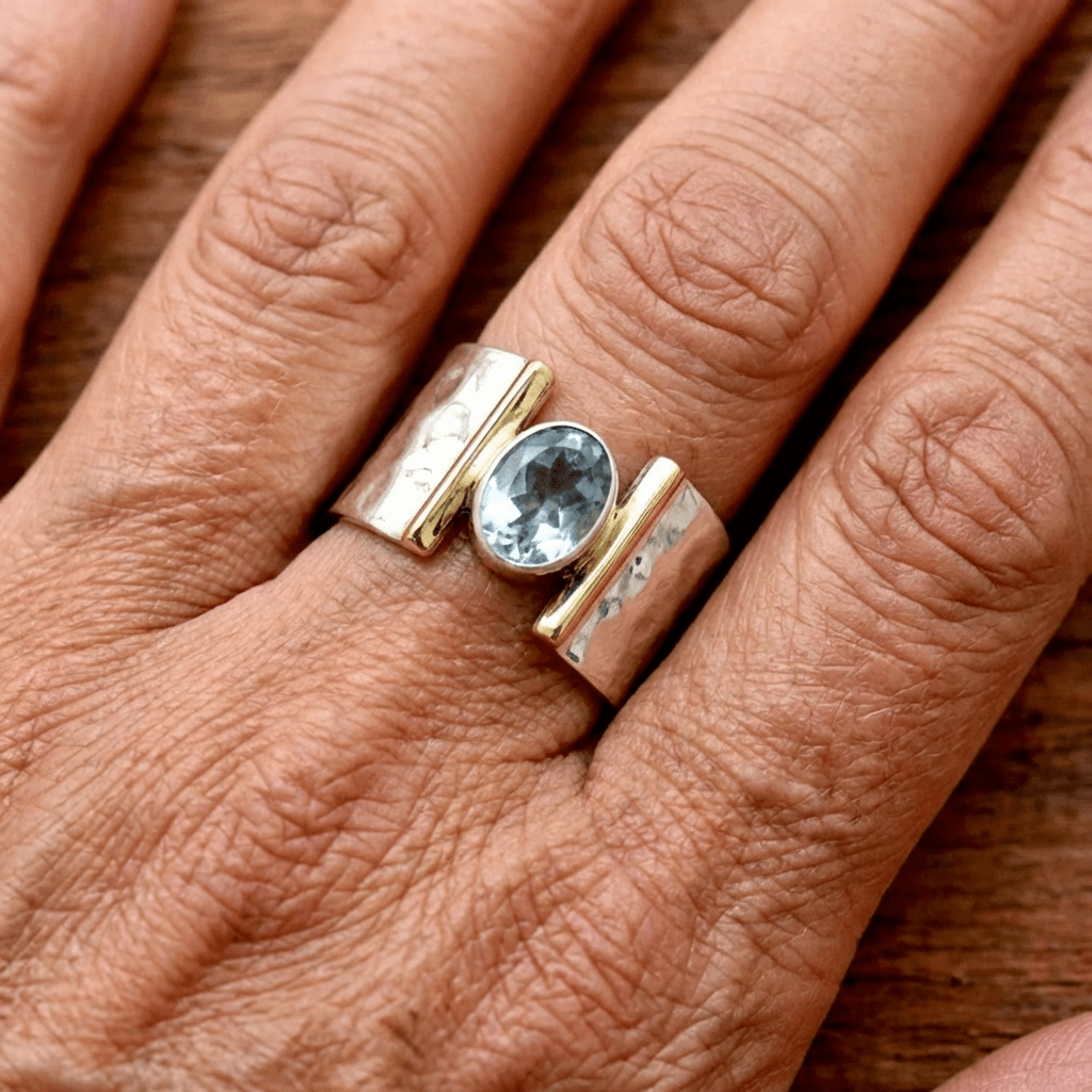 Anel retro elegante banhado a prata com zircónias cúbicas azuis