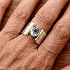 Anel retro elegante banhado a prata com zircónias cúbicas azuis