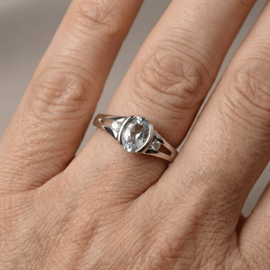Anel elegante banhado a prata, oval, com pedra azul-clara