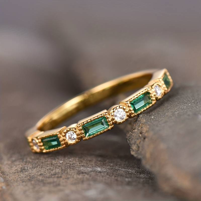 Anel vintage com banho de ouro e cristal verde incrustado
