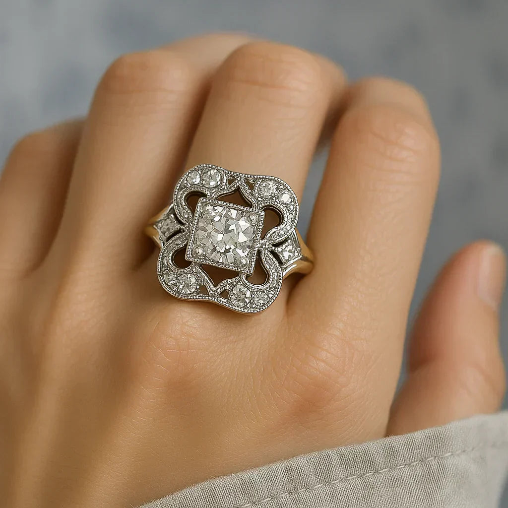 Elegante anillo vintage dorado con circonitas